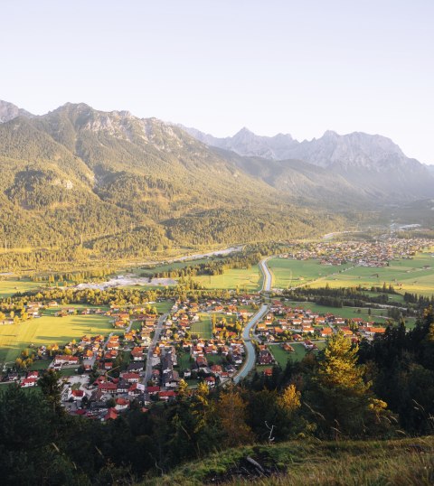Blick vom Krepelschrofen auf Wallgau, Krün und Mittenwald mit Soiern- und Karwendelbergen, © Alpenwelt Karwendel | André Alexander @fromgestalter