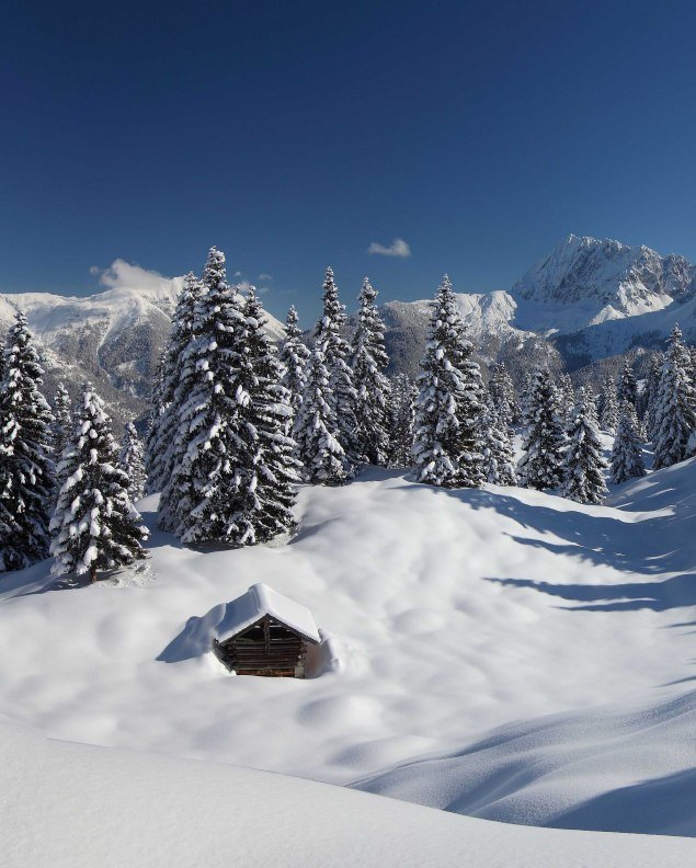 Winterliche Buckelwiesen mit Schnee aufgenommen am Kranzberg bei Mittenwald, © Alpenwelt Karwendel | Rudolf Pohmann Winterliche Buckelwiesen mit Schnee aufgenommen am Kranzberg bei Mittenwald, © Alpenwelt Karwendel | Rudolf Pohmann