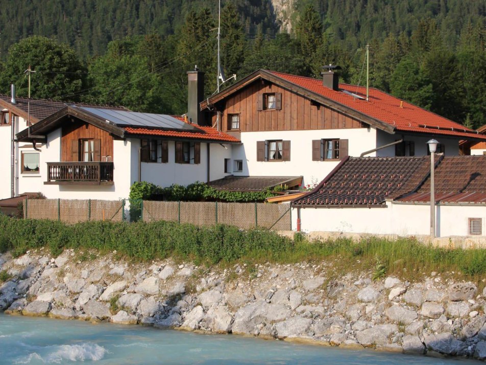 Haus Roseneck (Balkon der FeWo 3 am Isarfußweg)