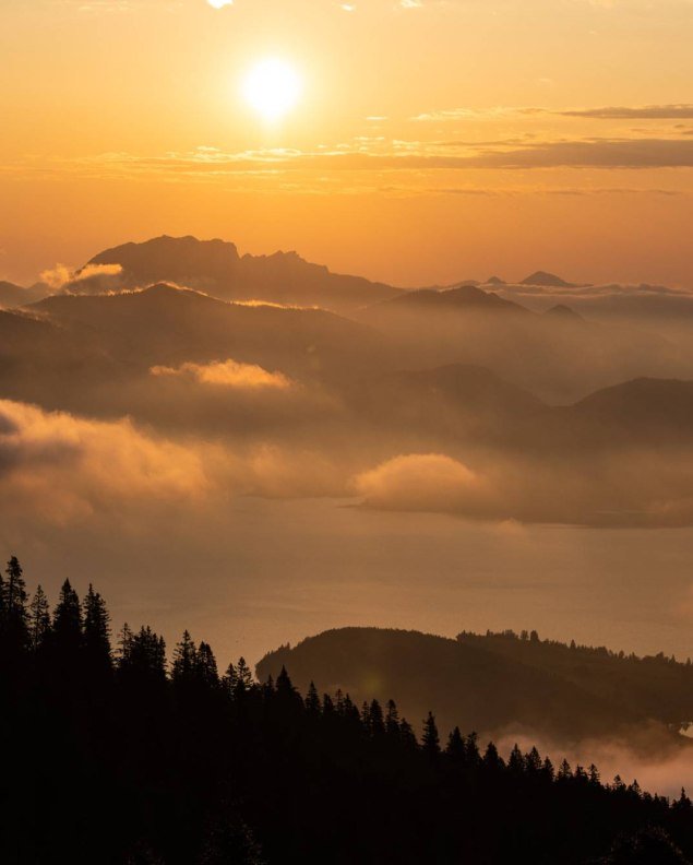Sonnenaugang über den Simetsberg mit Blick auf den Walchensee, © Alpenwelt Karwendel | Philipp Gülland, PHILIPP GUELLAND