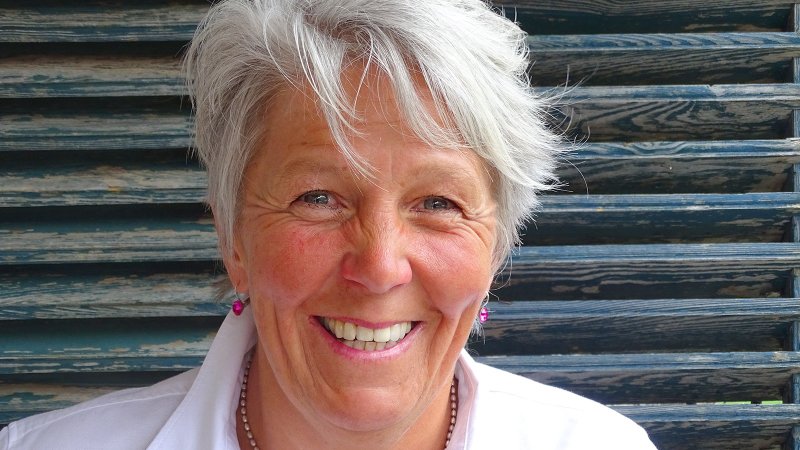 Christine Gerg fertigt individuelle Heaslan an, © Alpenwelt Karwendel | Andrea Schmölzer