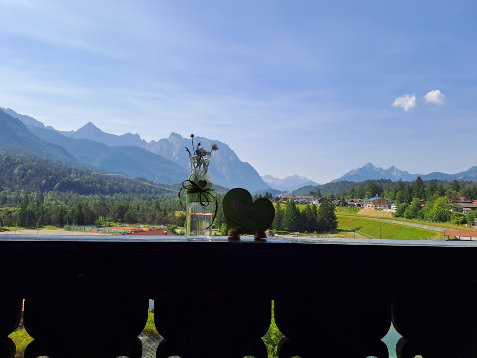 Herzlich Willkommen - Panoramablick Balkon -, © Ferienweohnungen Riesch