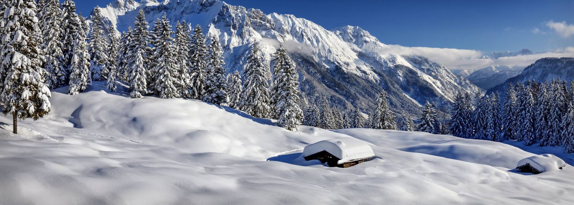 Verschneite Buckelwiesenlandschaft am Kranzberg in Mittenwald, © Alpenwelt Karwendel | Rudolf Pohmann