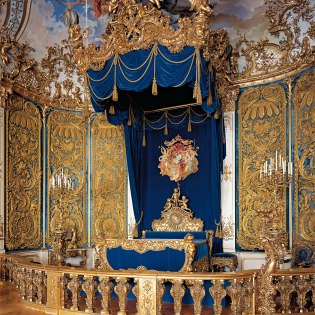 Das prächtige Schlafzimmer Ludwig II. im Schloss Linderhof, © Bayerische Schlösserverwaltung www.linderhof.de