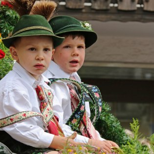 Kinder mit Trachten aus Mittenwald in der Alpenwelt Karwendel, © Alpenwelt Karwendel | Wera Tuma