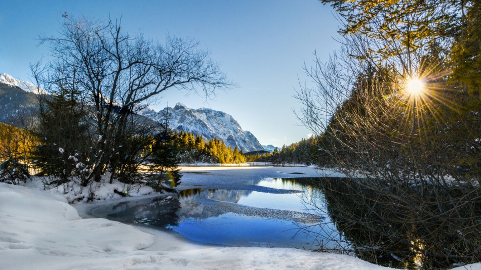 Winterliche Aussichten: Stausee bei Krün mit Karwendelmassiv, © Alpenwelt Karwendel | Wera Tuma Winterliche Aussichten: Stausee bei Krün mit Karwendelmassiv, © Alpenwelt Karwendel | Wera Tuma