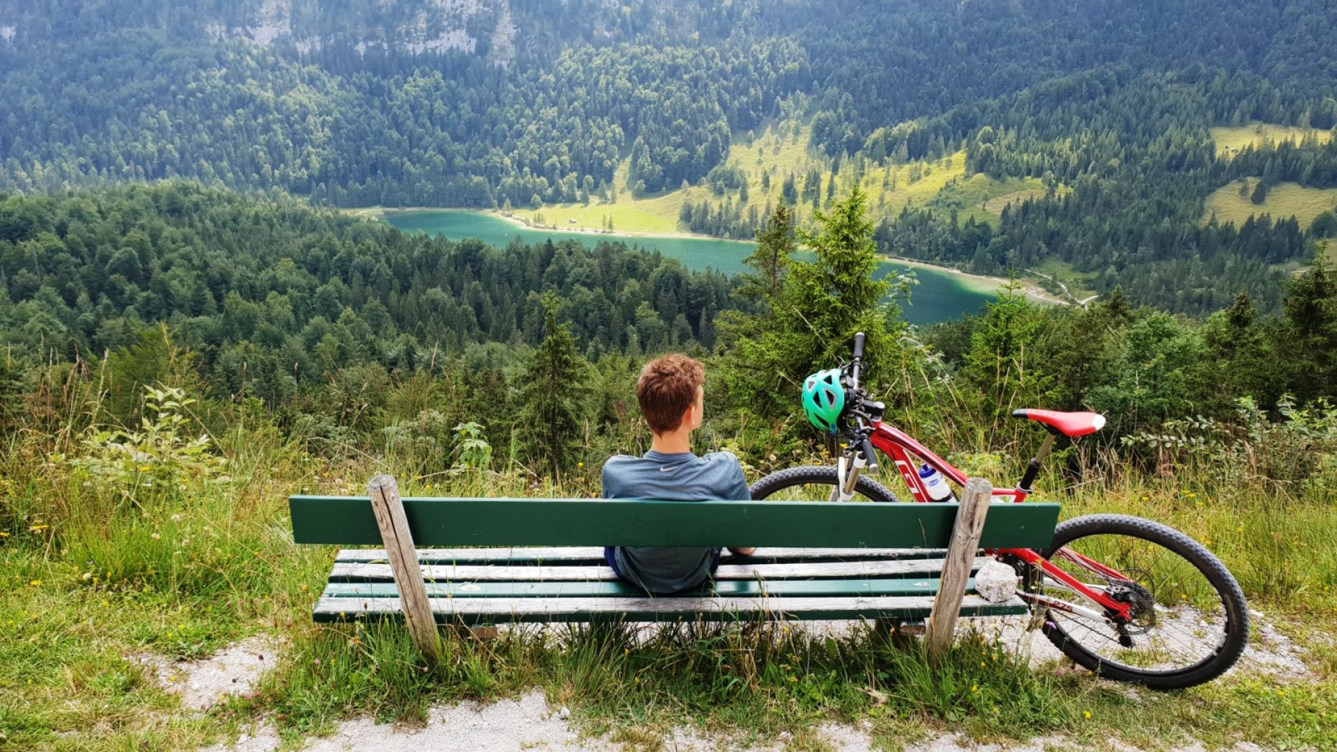 Fahrradpause mit Panorama vom Kranzberg, © Alpenwelt Karwendel | Andrea Schmölzer