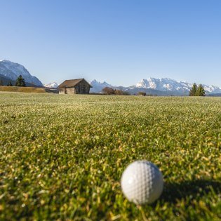 Aussicht vom Golfplatz Wallgau auf Karwendel und Wetterstein, © Alpenwelt Karwendel | Paul Wolf