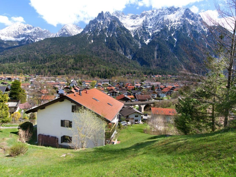 Panoramablick vom Hang oberhalb des Hauses