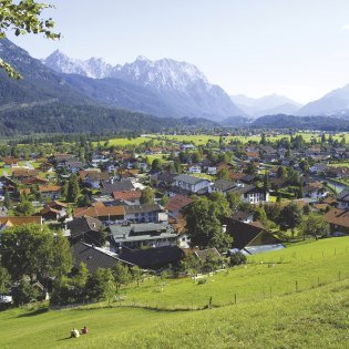Schöner Ausblick über Wallgau Richtung Karwendel , © Alpenwelt Karwendel | Hubert Hornsteiner