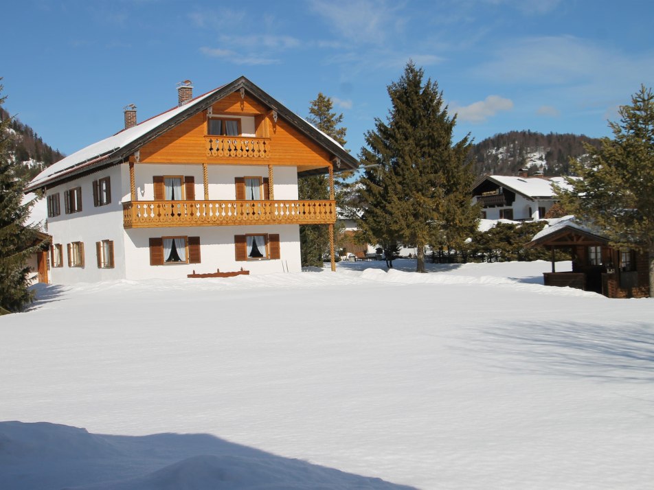 Haus Winter von Wiese aus gut