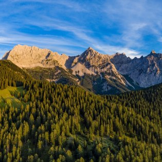 Blick von Norden auf Wörner, Tiefkar, Großkarspitzen, Dammkar, Westliche Karwendelspitze, Linderspitzen und Rehberg., © Alpenwelt Karwendel | Kriner & Weiermann