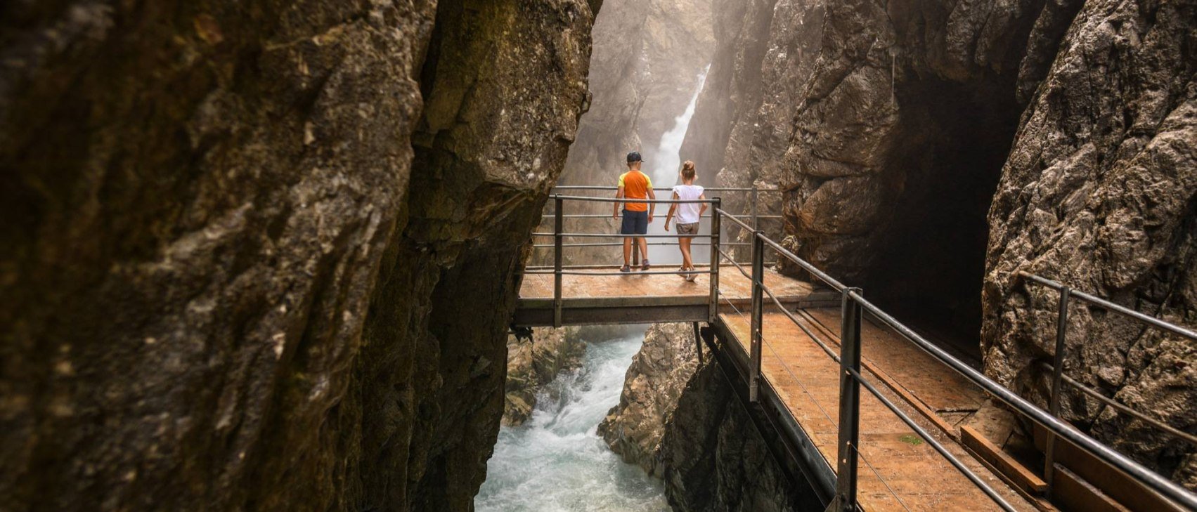 Abenteuer Wasserfallsteig in der Mittenwalder Leutaschklamm, © Alpenwelt Karwendel | Philipp Gülland, PHILIPP GUELLAND