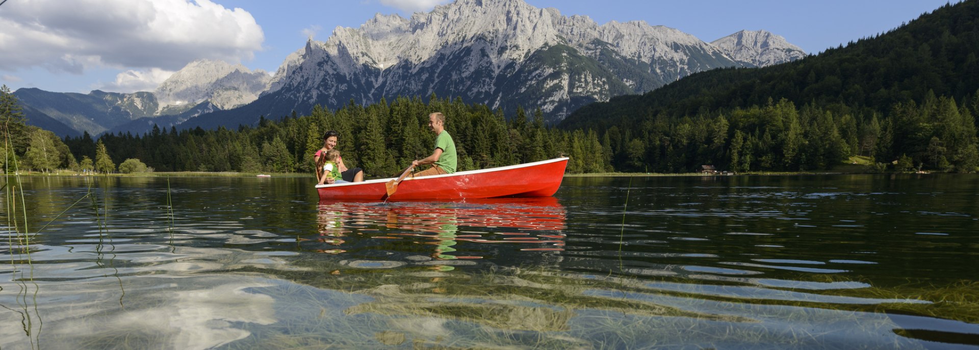 Familie mit Ruderboot auf dem Lautersee bei Mittenwald , © Alpenwelt Karwendel | Zugspitz Region GmbH