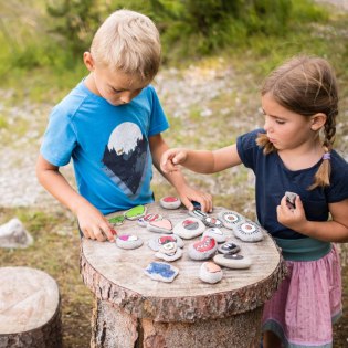 Eine Reise in die Märchenwelt. Der Wanderweg für Kinder: Märchenweg Wallgau, © Alpenwelt Karwendel | Philipp Gülland