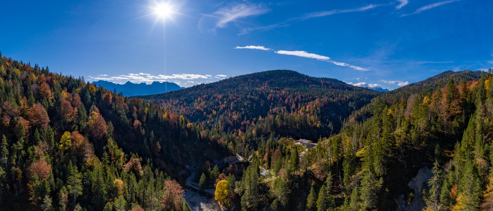 Finzalm mit Blick zum Karwendel, © Alpenwelt Karwendel/ Kriner & Weiermann, Martin Kriner u. Christian Weiermann