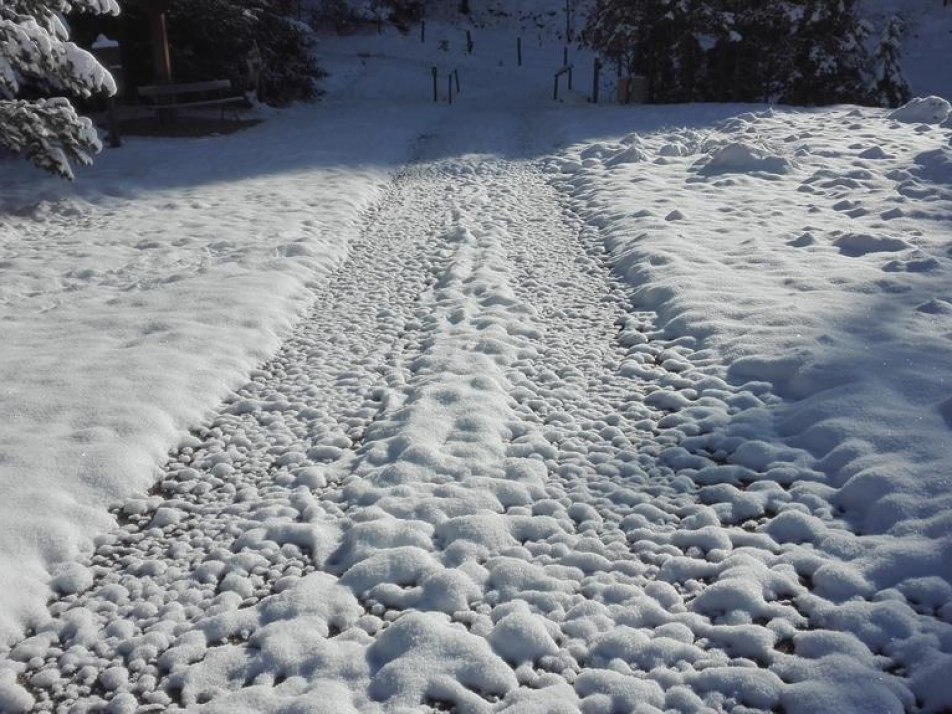 Frisch verschneiter Wanderweg