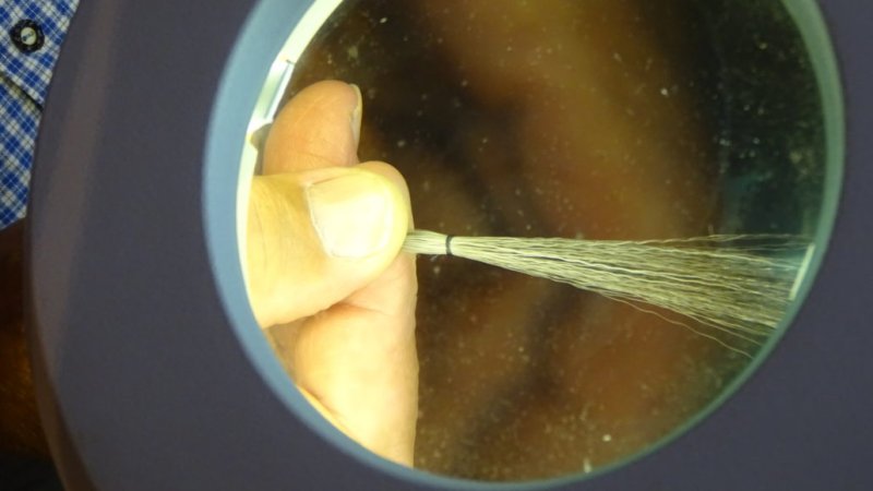 Mit höchster Präzision werden die einzelnen Haar unter der Lupe zu kleinen Bündel verschnürt, © Alpenwelt Karwendel | Andrea Schmölzer Mit höchster Präzision werden die einzelnen Haar unter der Lupe zu kleinen Bündel verschnürt, © Alpenwelt Karwendel | Andrea Schmölzer