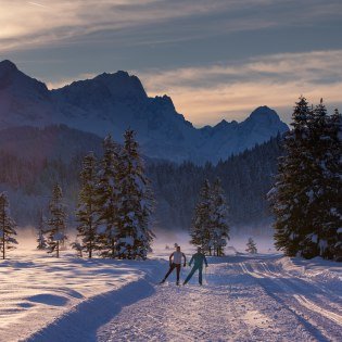 Cross-country skiing between Wetterstein and Karwendel on the panoramic trail at the Barmsee near Krün and Wallgau., © Alpenwelt Karwendel | Kriner & Weiermann