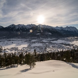 Blick vom Krepelschrofen in Wallgau ins Isartal mit Karwendel- und Soierngruppe, © Alpenwelt Karwendel | Philipp Gülland