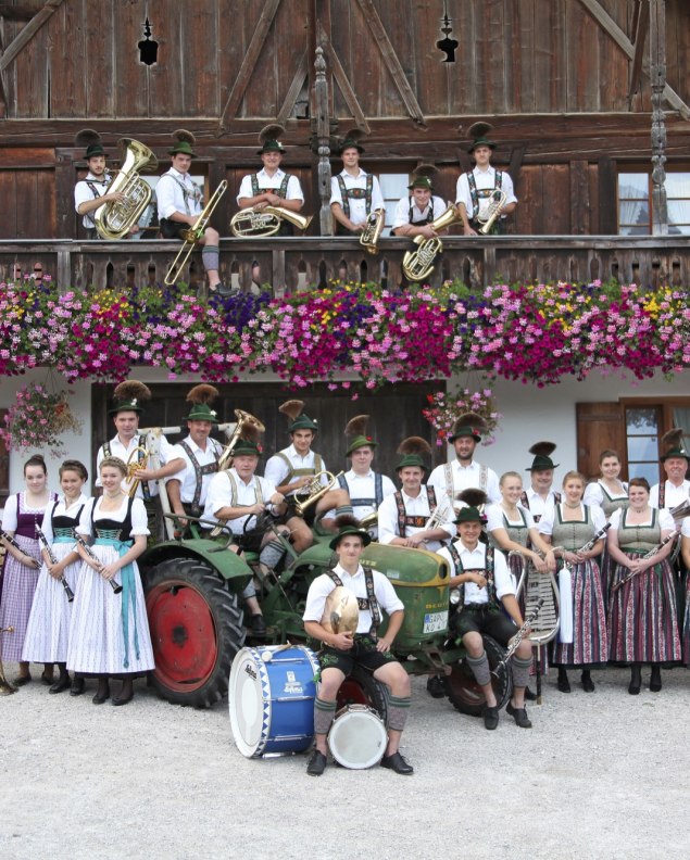 Portrait der Musikkapelle Krün vor Bauernhaus, © Alpenwelt Karwendel | Christoph Schober 