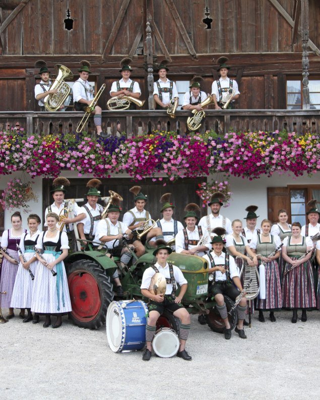 Portrait der Musikkapelle Krün vor Bauernhaus, © Alpenwelt Karwendel | Christoph Schober 