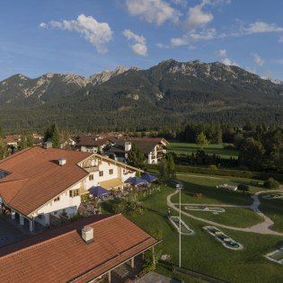 Außenansicht Minigolf Wallgau am Haus des Gastes, © Alpenwelt Karwendel | Wolfgang Ehn