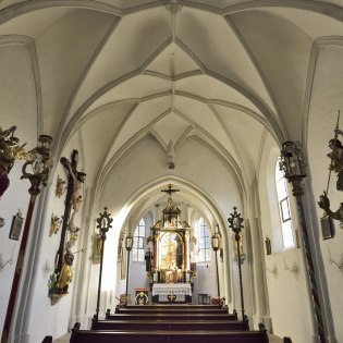 Innenraum mit Altar der St. Nikolaus Kirche am Friedhof Mittenwald , © Alpenwelt Karwendel | Stefan Eisend