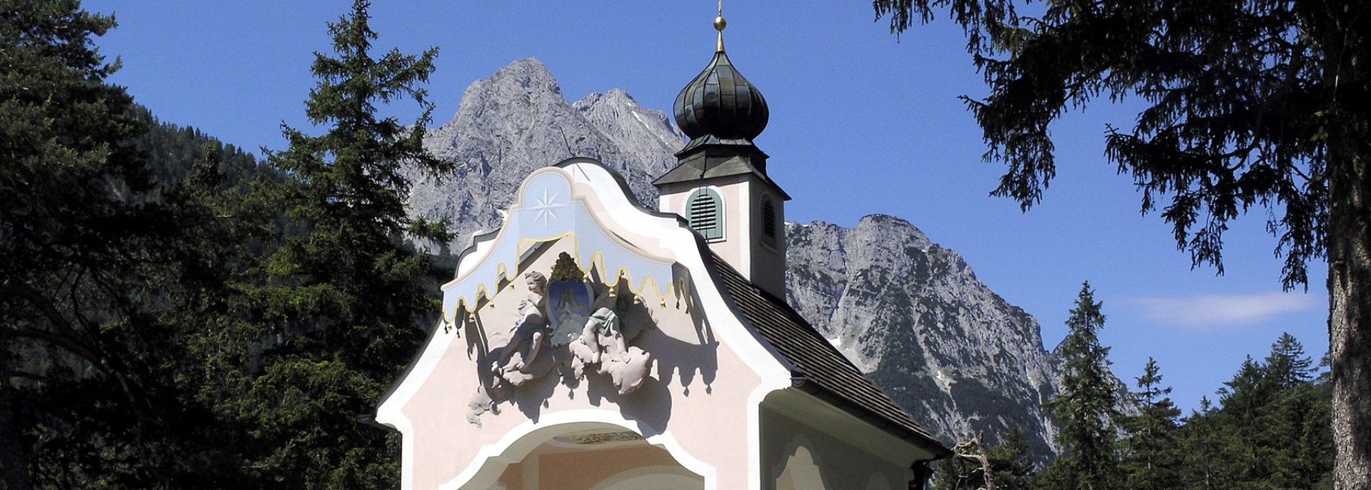 Die Kapelle Maria Königin am Lautersee in den Sommermonaten , © Alpenwelt Karwendel | Marinus Zwerger 
