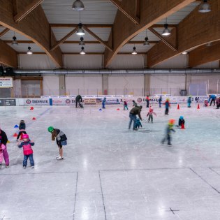 Kinderfreuden auf dem Eis im Eisstadion Mittenwald, © Arena Mittenwald GmbH