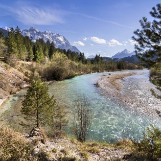 Ausblicke auf die kristallklare Isar gibt es beim Wandern, Radfahren und Bergsteigen rund um Mittenwald, Krün und Wallgau, © Alpenwelt Karwendel | Wera Tuma