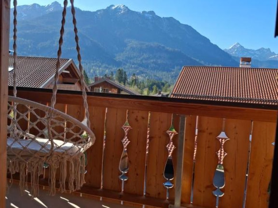 Balkon mit Hängesessel und Berge
