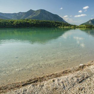 Farben des Wassers am Walchensee mit Heimgarten, Herzogstand und Jochberg., © mauritius images/ Bruno Kickner