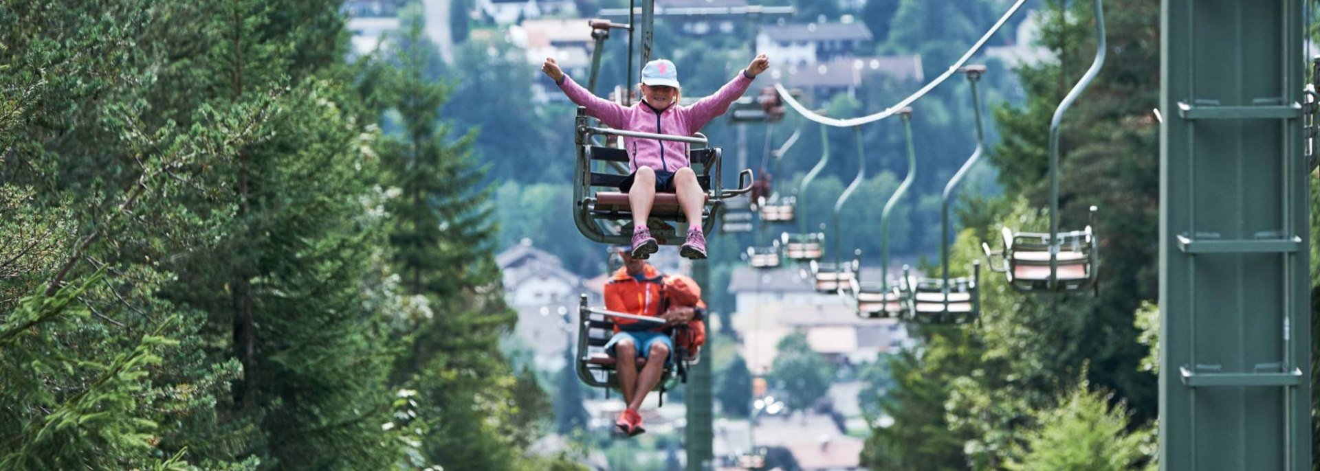 Der Kranzbergsessellift bei Mittenwald mit freudigen Fahrgästen, © Alpenwelt Karwendel | Anton Brey 