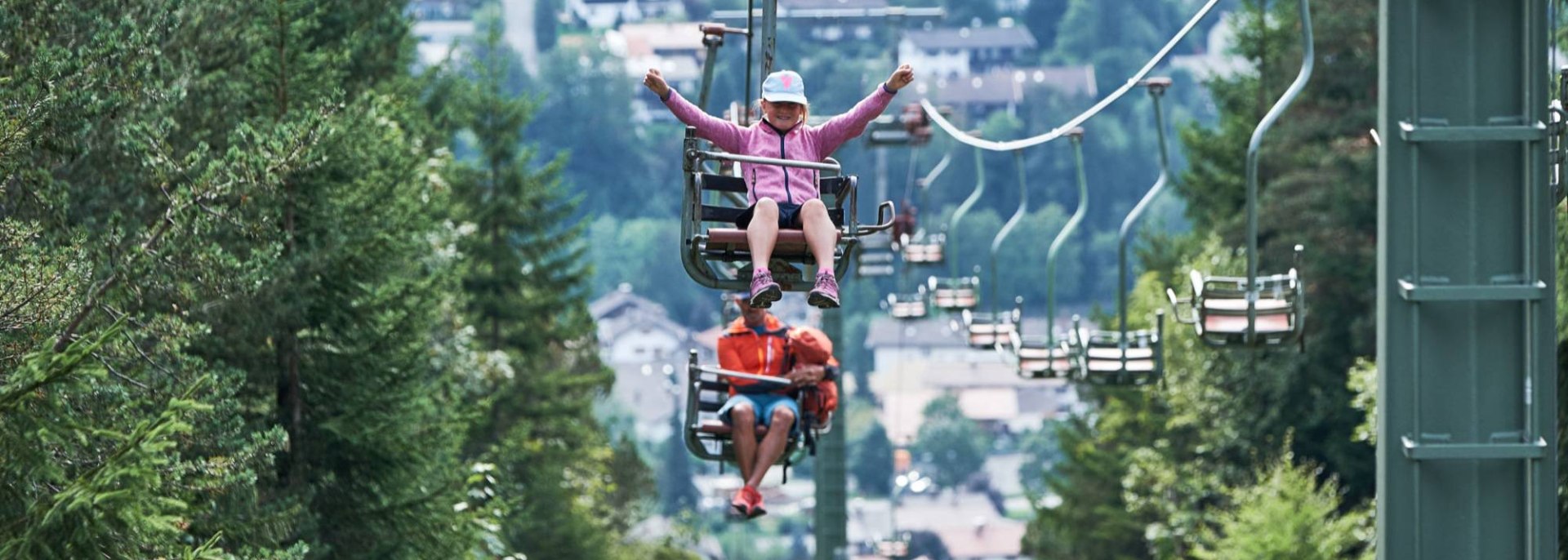 The Kranzberg chairlift near Mittenwald with joyful passengers, © Alpenwelt Karwendel | Anton Brey