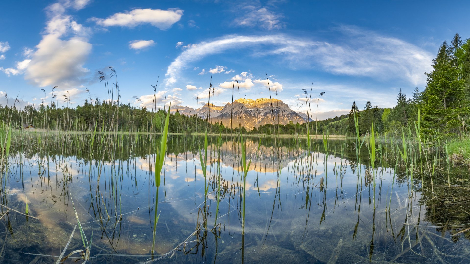 Urlaub in Bayern: Hier am Luttensee nahe Mittenwald mit Aussicht auf den Karwendel. , © Alpenwelt Karwendel | Kriner & Weiermann