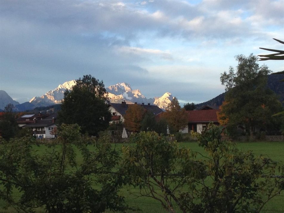 Blick vom Garten auf die Zugspitze