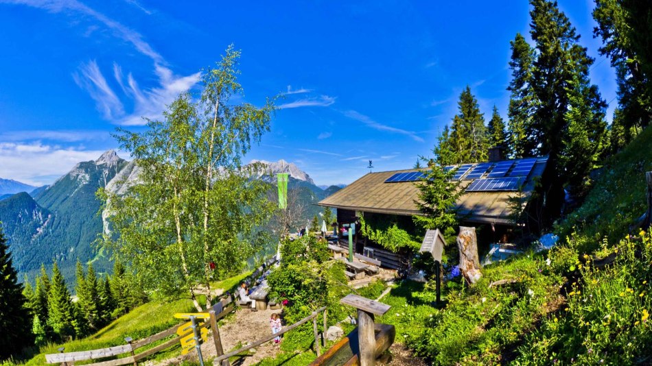 Brunnsteinhütte mit Blick auf Wettersteinmassiv 5111, © Alpenwelt Karwendel | Barbara und Hans-Peter Gallenberger