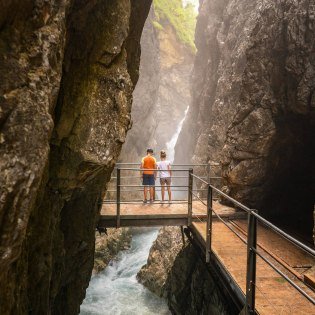 Eine Tour mit der Familie zum Wasserfallsteig in der Leutaschklamm in Mittenwald , © Alpenwelt Karwendel | Philipp Gülland