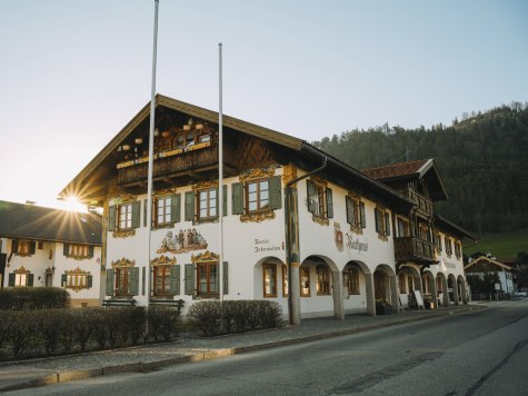 Bunte Fassade mit Lüftlmalereien an dem Wallgauer Rathaus , © Alpenwelt Karwendel | Kristof Göttling