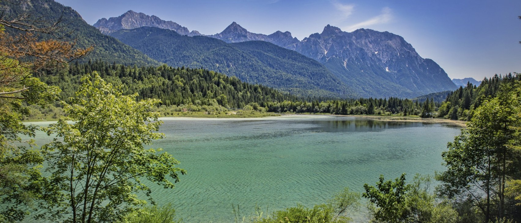 Sommerlicher Isar-Stausee bei Krün, © Alpenwelt Karwendel | Marcel Dominik Sommerlicher Isar-Stausee bei Krün, © Alpenwelt Karwendel | Marcel Dominik