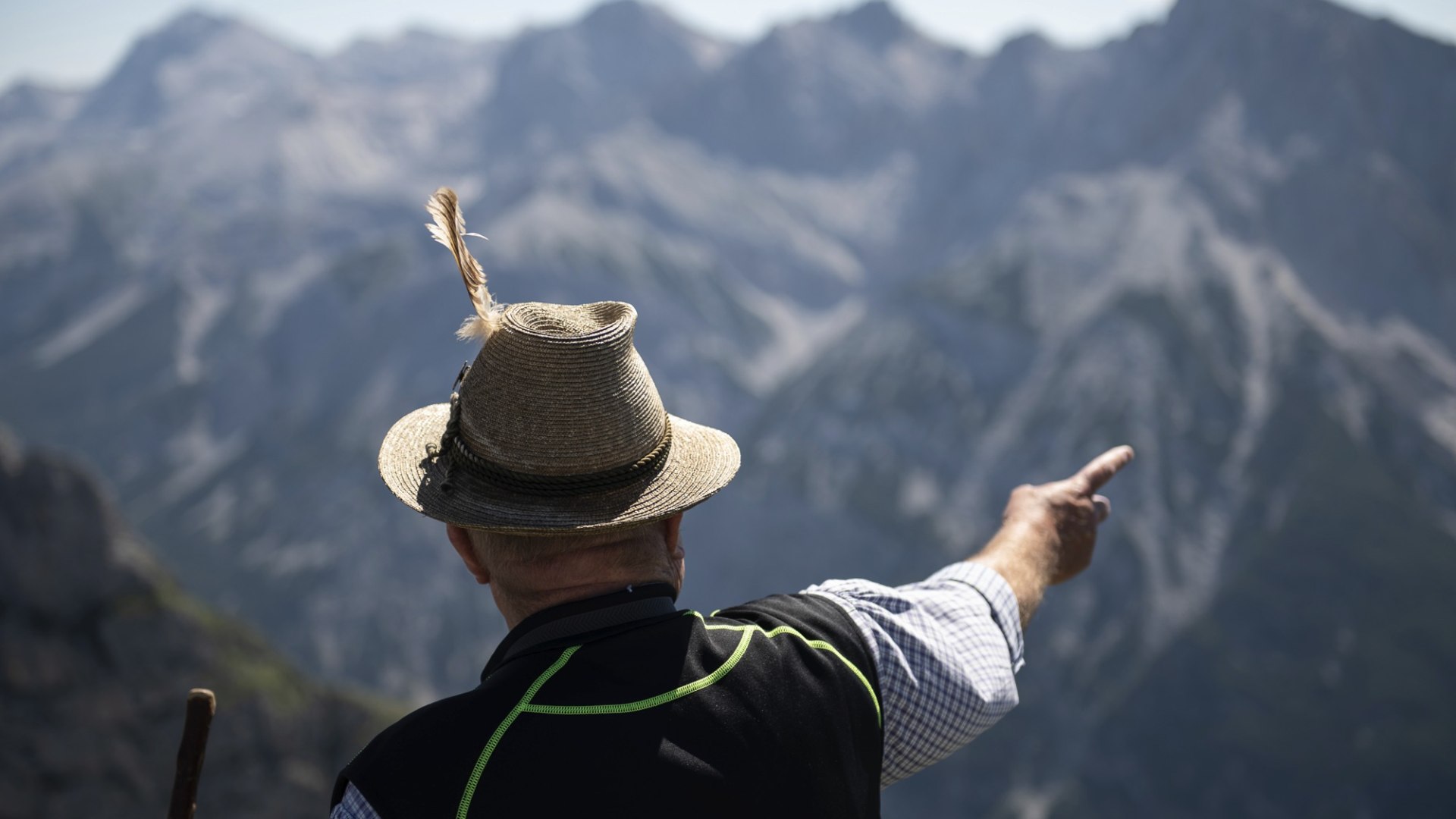 Luitpold Wurmer aus Mittenwald erklärt die Panoramen rund ums Karwendel., © Alpenwelt Karwendel | Philipp Gülland