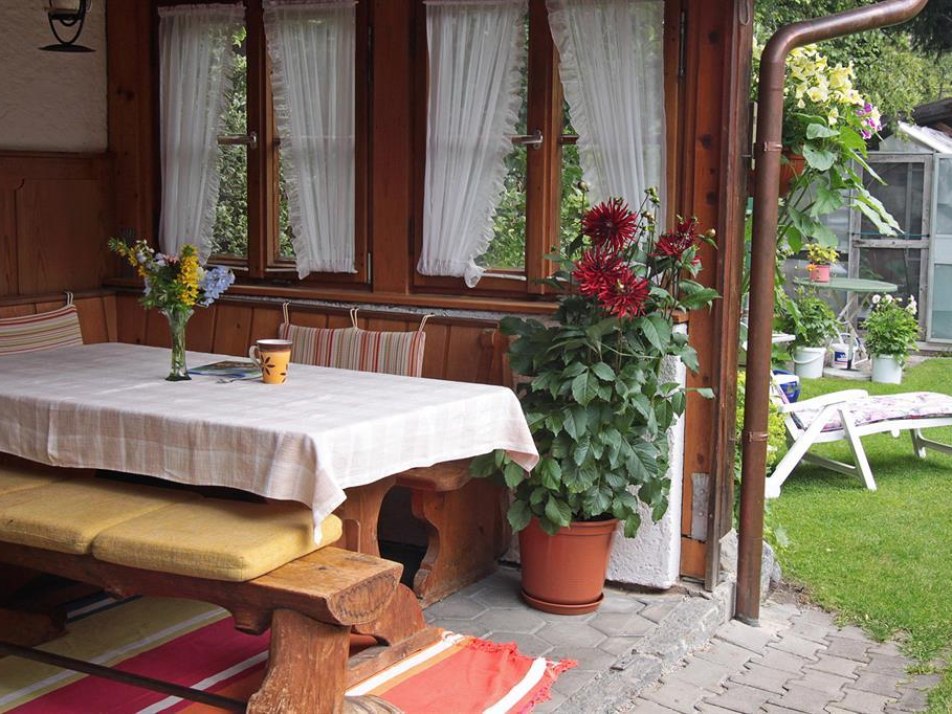 Terrasse mit Blick auf Garten, © ©Schütz