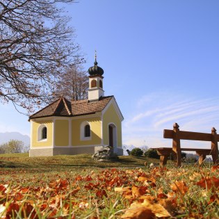 Gelegen in den Buckelwiesen bei Krün, umgeben von Wetterstein mit Zugspitze, Karwendel und Estergebirge: Die Kapelle Maria Rast in Bayern., © Alpenwelt Karwendel | Stefanie Krackler 