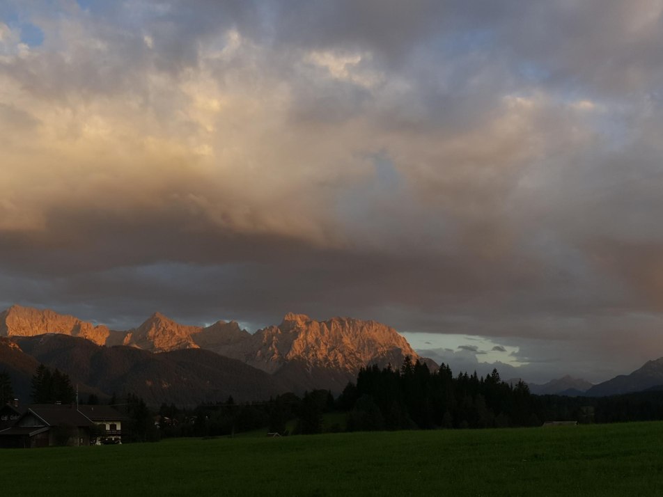 Abendstimmung mit gesamter Gebirgskette