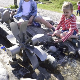 Bachlauf mit Wasserrad am Kinderspielplatz in Krün, © Alpenwelt Karwendel | Stefan Eisend