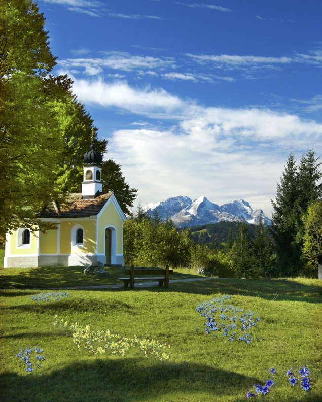 Die Kapelle Maria Rast auf den Buckelwiesen bei Krün in den Sommermonaten , © Alpenwelt Karwendel | Christoph Schober