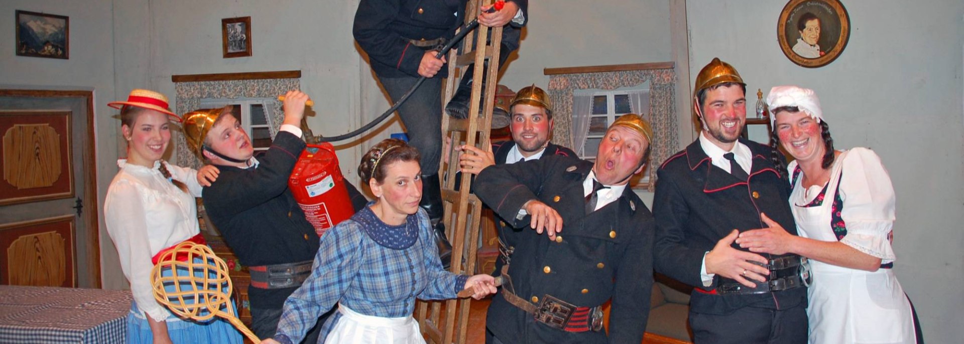 Mitwirkende des Mittenwalder Bauerntheaters beim Stück "Die Feuerwehrsitzung", © Mittenwalder Bauerntheater e.V. | Hans Schmid