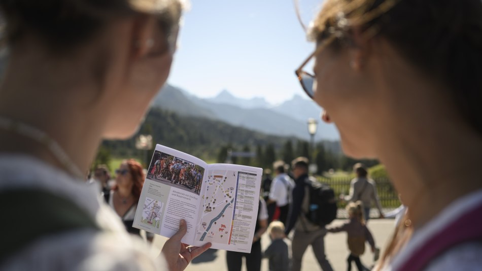 Blick ins Programm beim Almabtrieb in Krün, © Alpenwelt Karwendel | Philipp Gülland Blick ins Programm beim Almabtrieb in Krün, © Alpenwelt Karwendel | Philipp Gülland