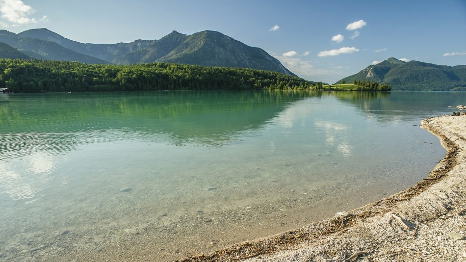 Farben des Wassers am Walchensee mit Heimgarten, Herzogstand und Jochberg., © mauritius images/ Bruno Kickner